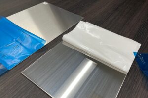 鏡のような光沢を出す「バフ研磨」