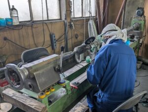 あらゆる感覚を駆使し、手作業で研磨